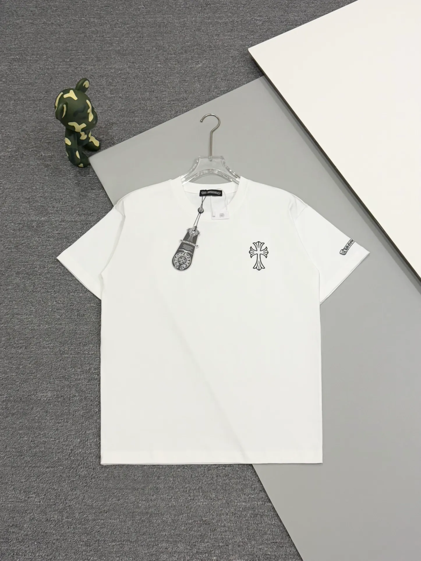 🅿️190 [High quality] Chrome hearts Chrome hearts 2025 new first release latest short-sleeved round neck T-shirt, high-end customization, avant-garde and fashionable design! The brand logo is applied to the front and back cuffs using 100,000 needle embroidery techniques. High-end customized 280g fabric. Soft to the touch. Comfortable to wear. Exquisite stitching. Fine workmanship. The upper body effect is incomparably handsome! Same style for men and women, color: white, black size: S to xL